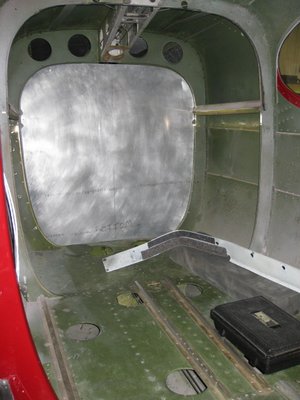 Quick removable one-piece rear baggage bulkhead